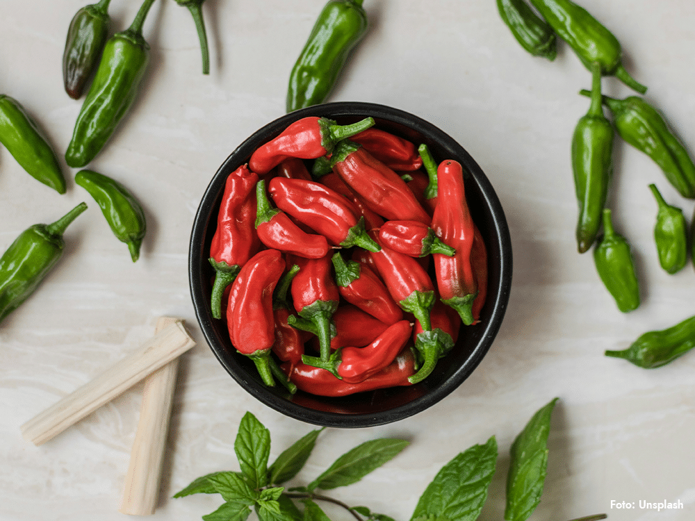 Färsk chilifrukt i en skål – naturlig källa till aptitdämpande hetta