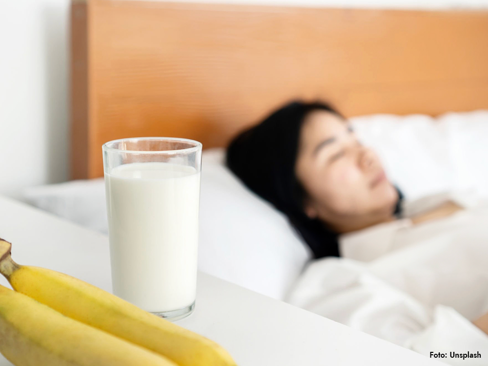 Ett glas mjölk på nattduksbord – symboliserar sambandet mellan mjölk och mardrömmar enligt ny studie.