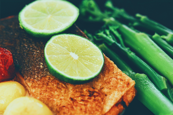 Medelhavskost: lax med lime, broccoli och potatis – en medelhavsdiet som i kombination med kalorirestriktion och rörelse kan förebygga diabetes, särskilt typ 2-diabetes.