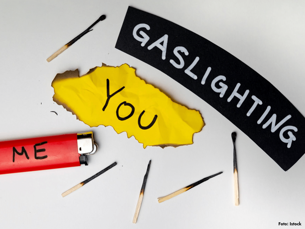 Vad är gaslighting? Begreppet gaslighting illustrerat: en röd tändare med ordet ”Me” och flera brända tändstickor riktas mot en svedd gul pappersbit med texten ”You”, tillsammans med rubriken ”Gaslighting”.