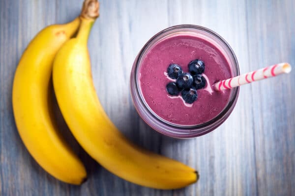En banan och en färgstark bärsmoothie innehållande flavanoler.