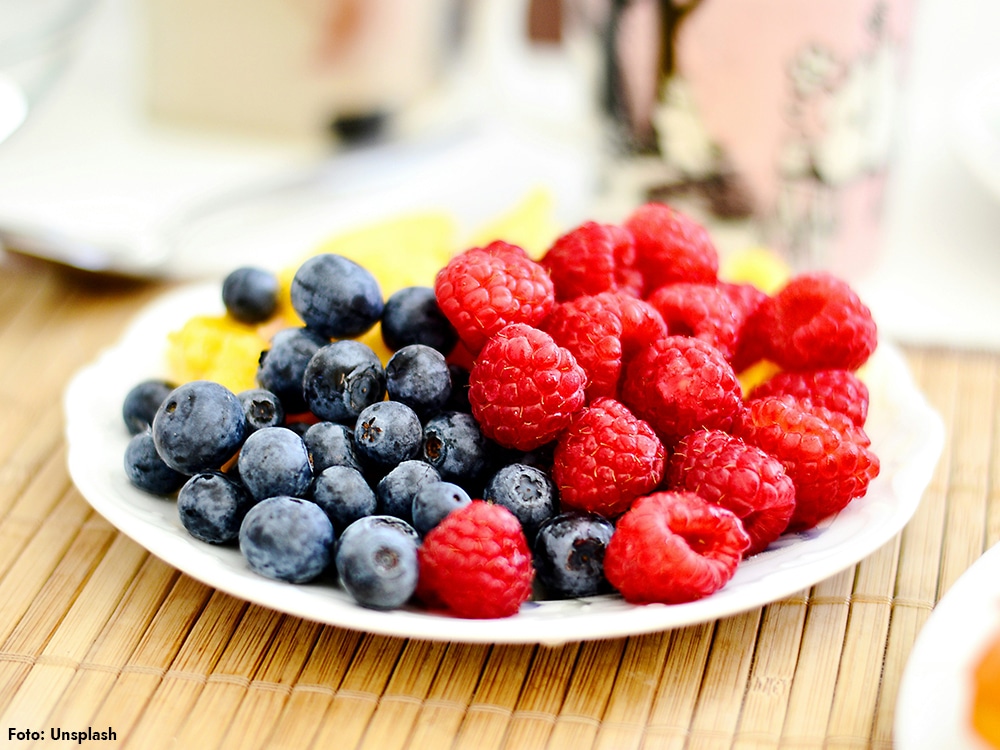 Fat med blåbär och hallon rika på polyfenoler och flavonoider – livsmedel där flavonoider finns i vardagen, bra exempel för den som undrar vad flavonoider är, vad flavonoider är bra för och hur flavonoider och hälsa hänger ihop.