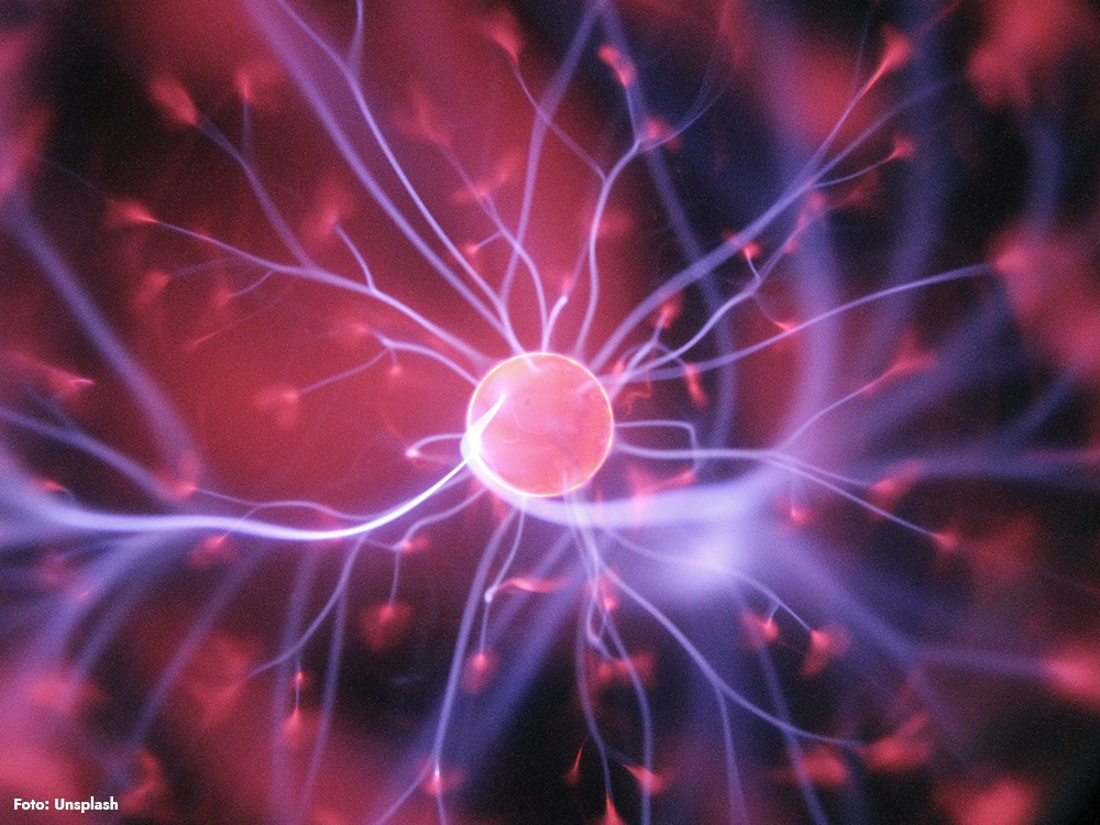 Rosa-lila glödande nervlikt nätverk runt en ljus kärna – illustration till artikel om episodiskt minne, semantiskt minne, fMRI och Alzheimers sjukdom.