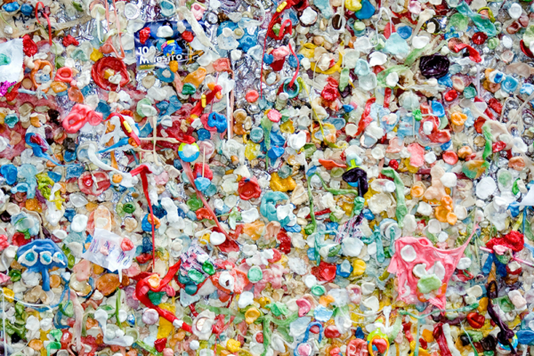 Mikroplaster och hälsa: närbild av färgglada plast- och skräprester som illustrerar mikroplaster i miljön.