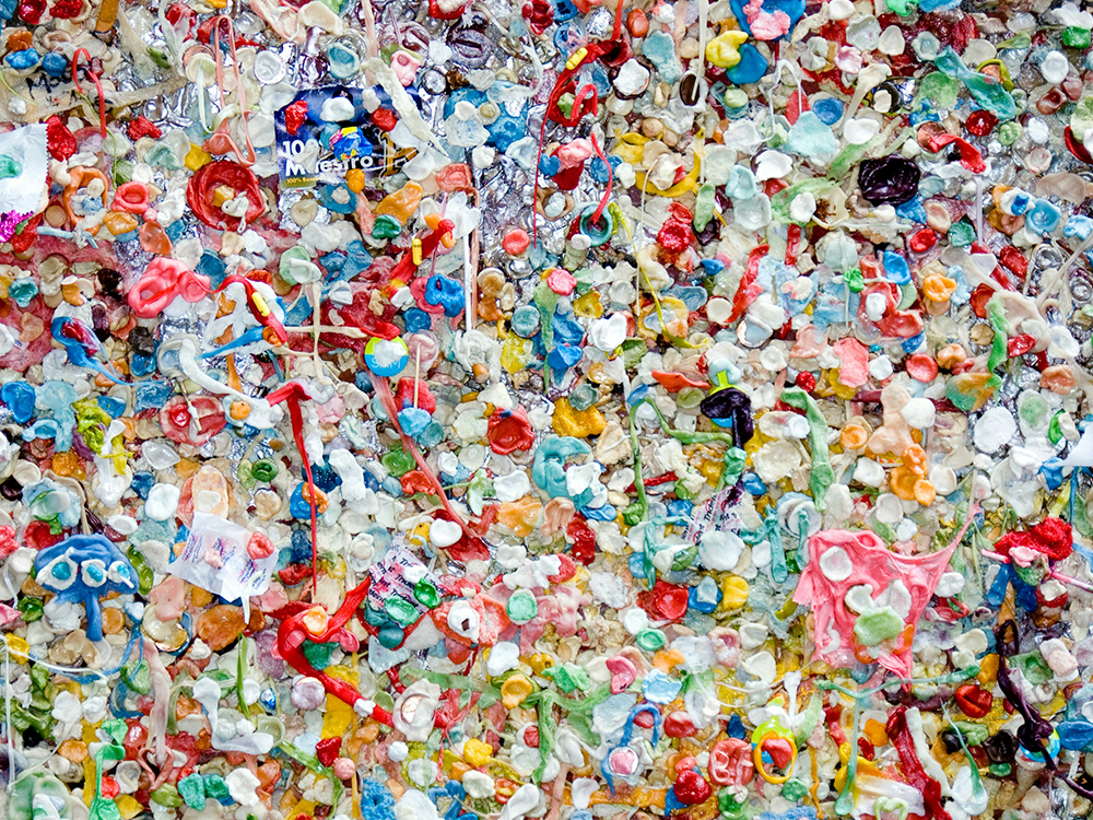 Mikroplaster och hälsa: närbild av färgglada plast- och skräprester som illustrerar mikroplaster i miljön.