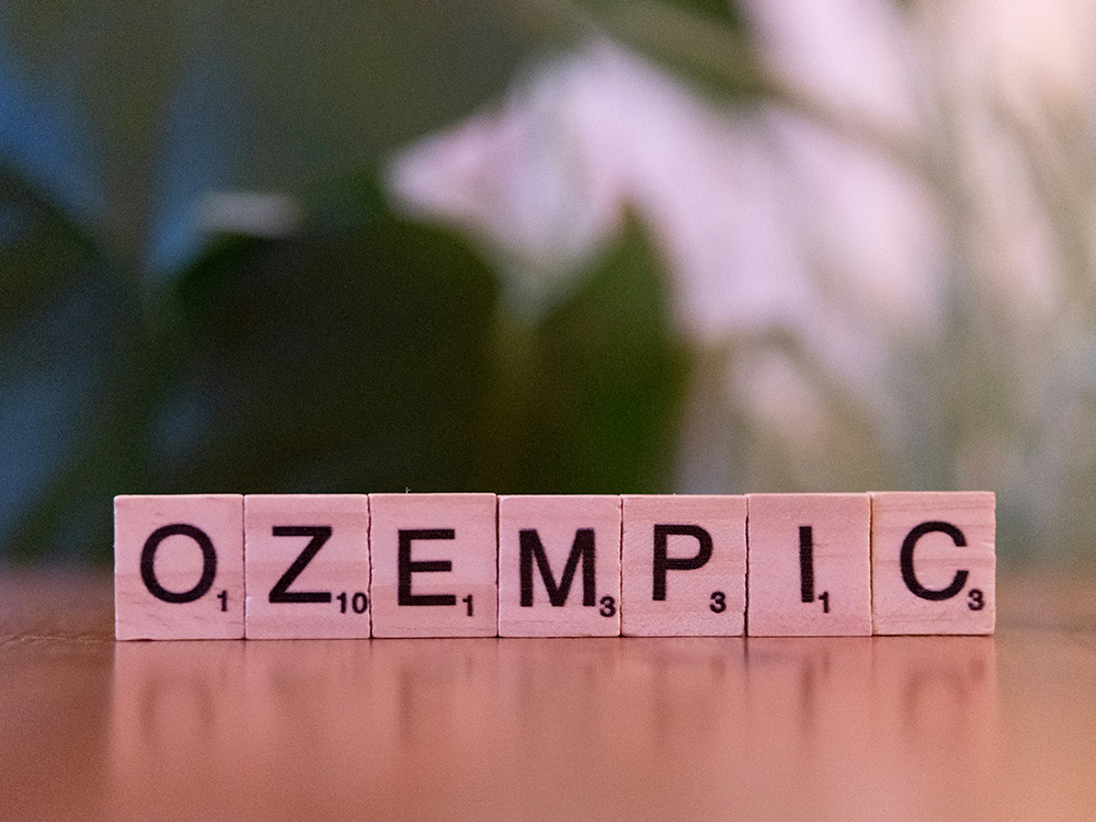 Träbokstäver som bildar ordet Ozempic på ett bord, i en artikel om ett möjligt alternativ till Ozempic.