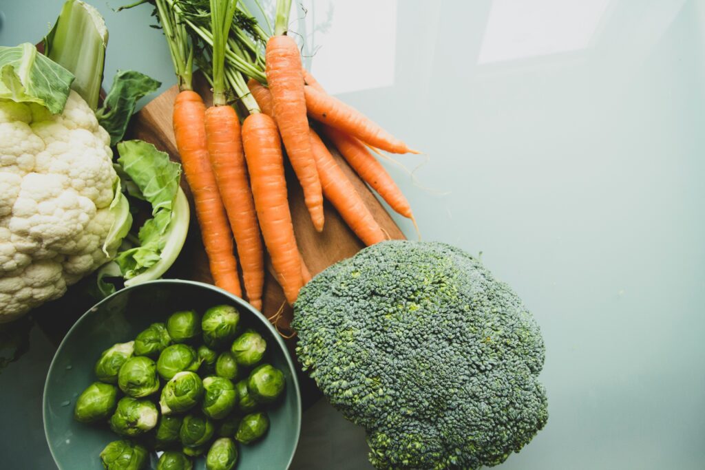 Kost vid Crohns sjukdom: fasteliknande diet kan minska symtom och inflammation 2 Broccoli, blomkål, morötter och brysselkål på skärbräda, illustrativ bild till artikel om kost vid Crohns sjukdom.
