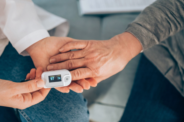 Pulsoximeter bäst i test – mätning av syremättnad med pulsoximeter på fingret