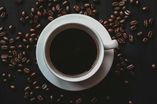 Foto på en kopp svart kaffe. För en artikel som lyfter en ny studie om kaffe och tarmflora.