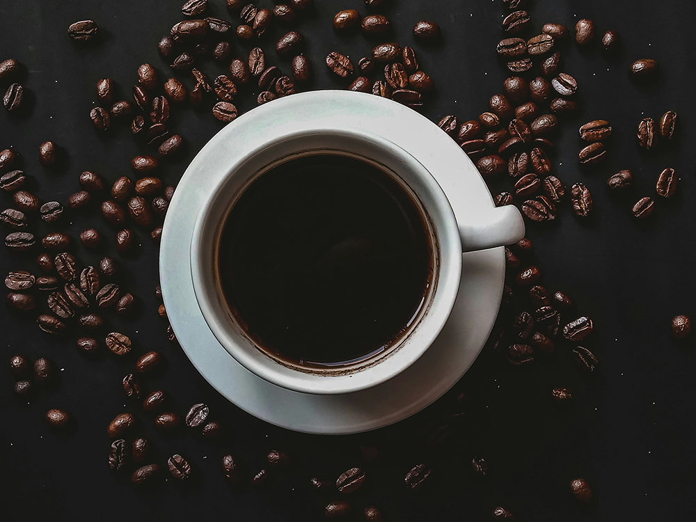 Foto på en kopp svart kaffe. För en artikel som lyfter en ny studie om kaffe och tarmflora.