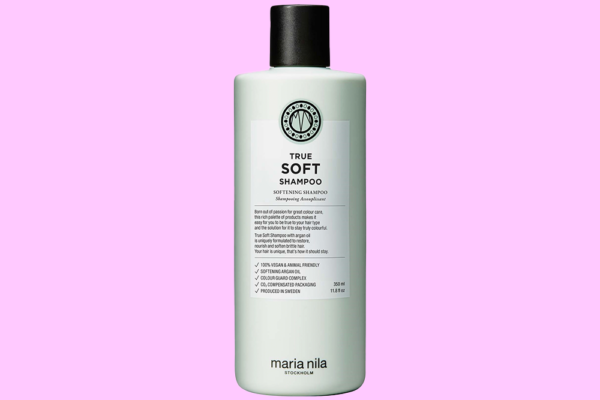 Flaska med Maria Nila True Soft Shampoo, utvalt som bästa schampo för torrt hår.