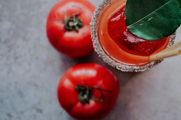 Röd tomatdryck och färska tomater, kopplat till en studie om tomat, soja och inflammation i kroppen.