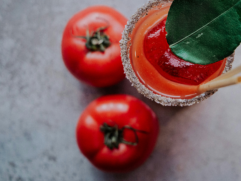 Röd tomatdryck och färska tomater, kopplat till en studie om tomat, soja och inflammation i kroppen.