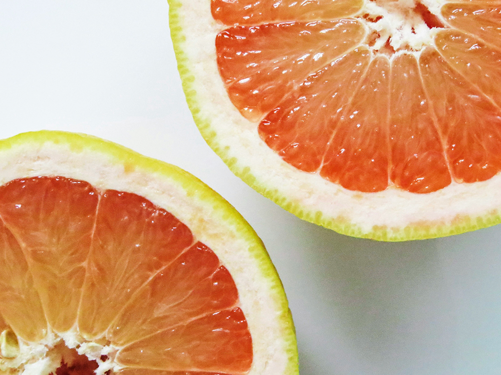 Halverad grapefrukt i närbild, illustration till artikel om C-vitamin och cancer.