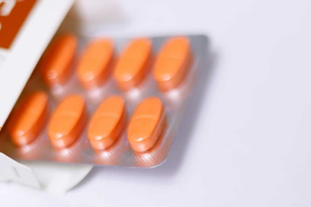 Atorvastatin gav färre hjärt–kärlhändelser efter 70 2 Orange tabletter i en blisterförpackning som illustrerar behandling med statiner.