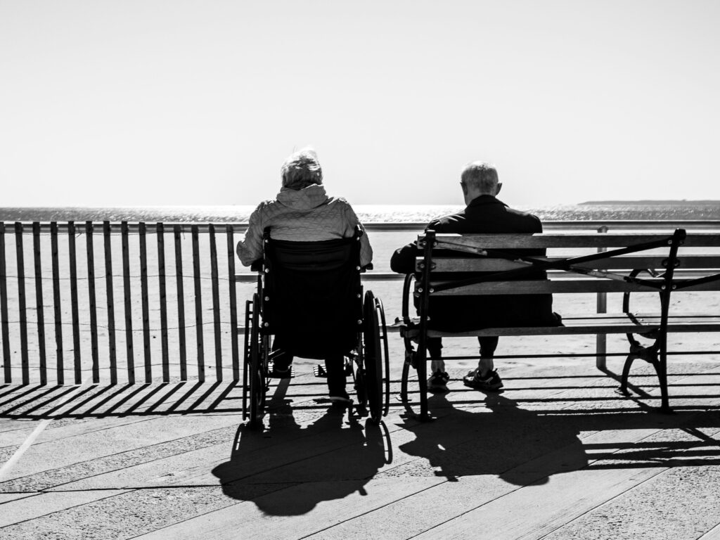 Tarmbakterier kopplas till hur snabbt kroppen åldras 2 Två äldre personer sitter vid havet. Forskare undersöker sambandet mellan tarmbakterier och åldrande.