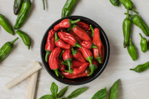 Färsk chilifrukt i en skål – naturlig källa till aptitdämpande hetta