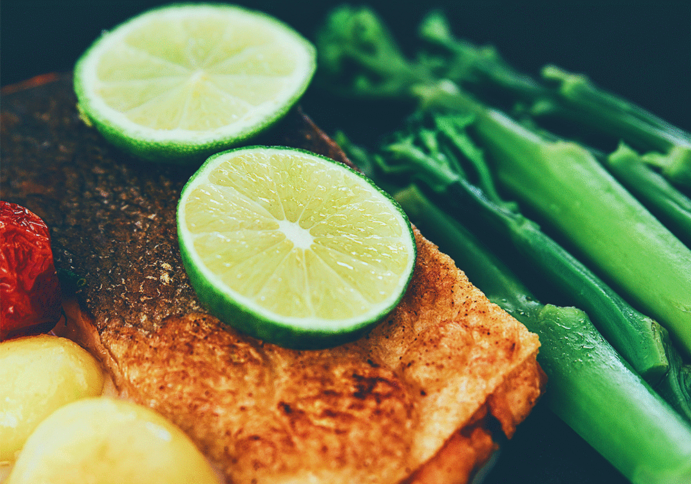 Medelhavskost: lax med lime, broccoli och potatis – en medelhavsdiet som i kombination med kalorirestriktion och rörelse kan förebygga diabetes, särskilt typ 2-diabetes.
