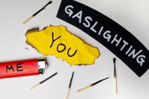 Vad är gaslighting? Begreppet gaslighting illustrerat: en röd tändare med ordet ”Me” och flera brända tändstickor riktas mot en svedd gul pappersbit med texten ”You”, tillsammans med rubriken ”Gaslighting”.