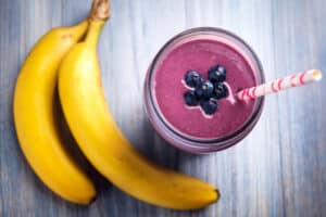 En banan och en färgstark bärsmoothie innehållande flavanoler.