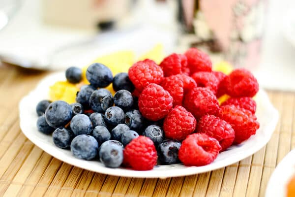 Fat med blåbär och hallon rika på polyfenoler och flavonoider – livsmedel där flavonoider finns i vardagen, bra exempel för den som undrar vad flavonoider är, vad flavonoider är bra för och hur flavonoider och hälsa hänger ihop.