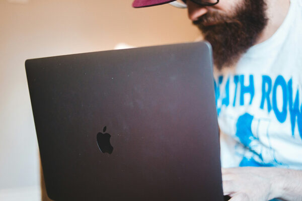 En stillasittande man vid datorn, illustration till artikel om hur stillasittande påverkar hjärt-kärlhälsa och om studier där en kakaodryck rik på flavonoider testas.