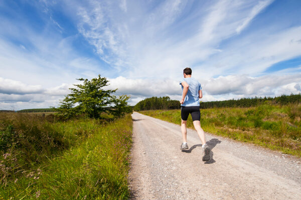 Löpare på grusväg i naturen – hur många steg per dag behövs för bättre hälsa?
