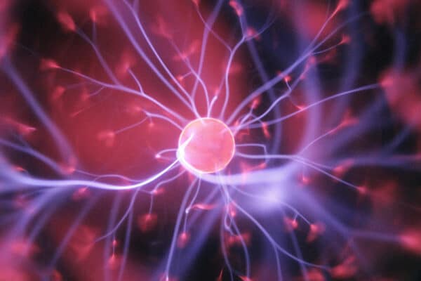 Rosa-lila glödande nervlikt nätverk runt en ljus kärna – illustration till artikel om episodiskt minne, semantiskt minne, fMRI och Alzheimers sjukdom.